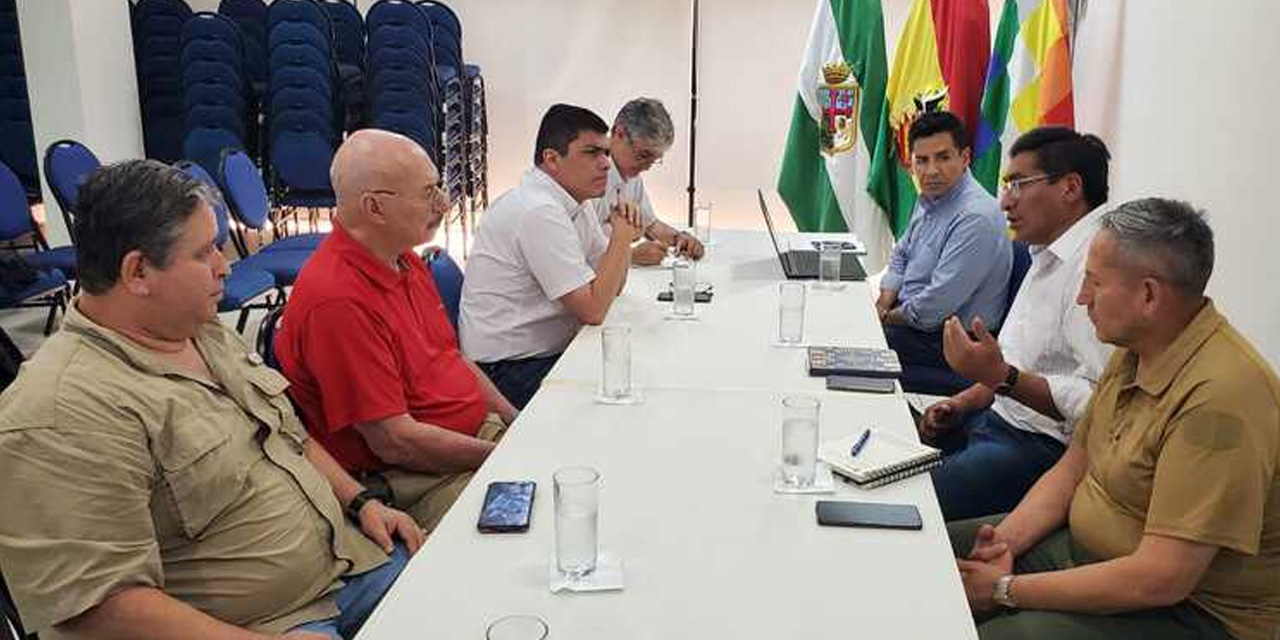 El ministro de Desarrollo Productivo, Néstor Huanca, reunido con los presidentes de los productores de carne de cerdo y de pollo.