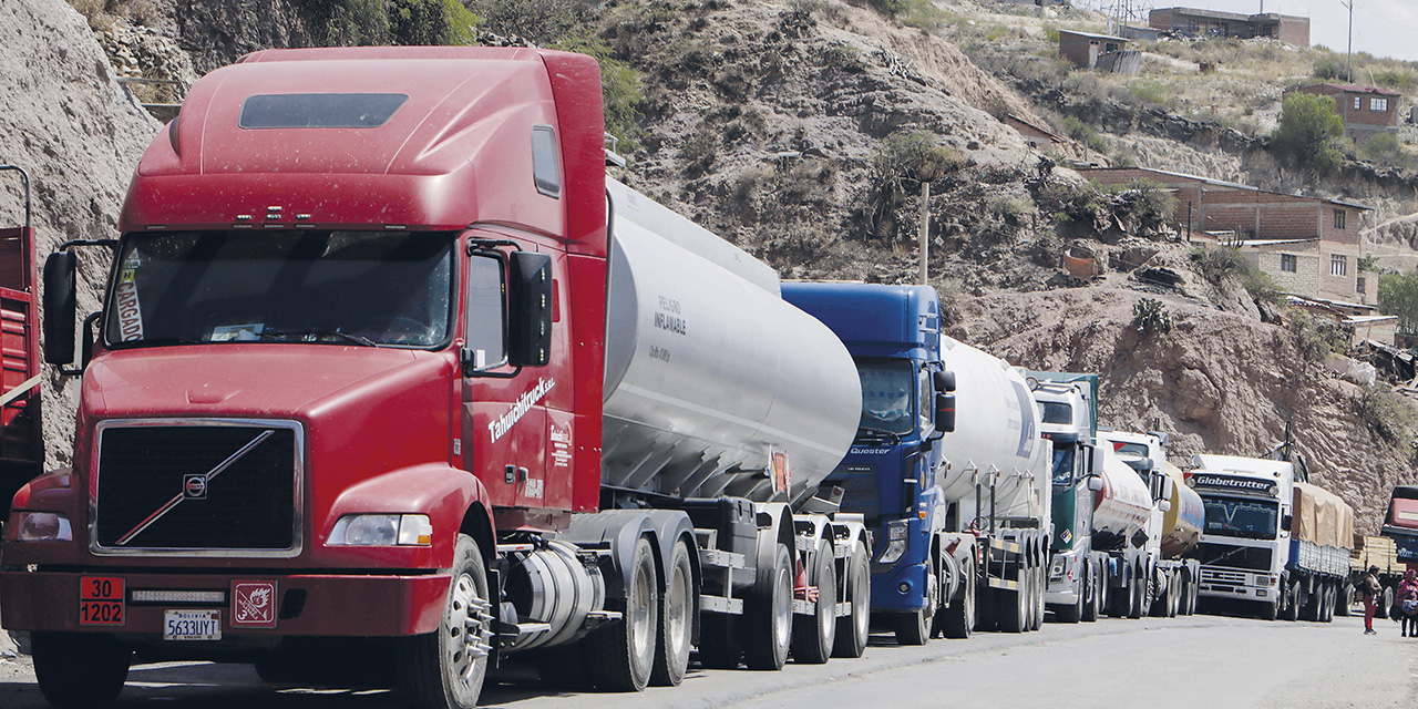 Los bloqueos ocasionan que las cisternas corran el riesgo de que el combustible se filtre. | Foto: APG