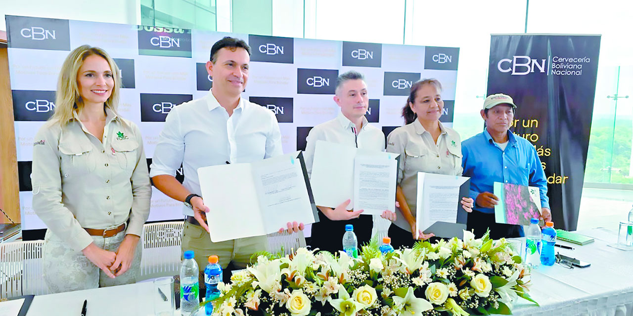Los representantes de la CBN, de la FCBC y de la comunidad Santa Rita. Foto: CBN