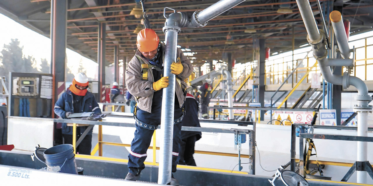 Las operaciones de despacho de combustibles en las plantas de almacenaje. | Foto: YPFB
