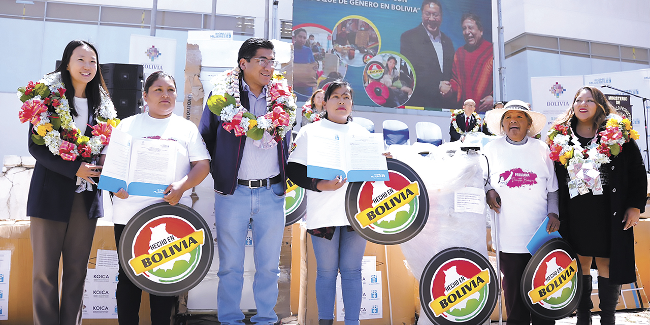 Algunas de las beneficiadas con la entrega de maquinarias y equipos.  | Foto: MDPyEP
