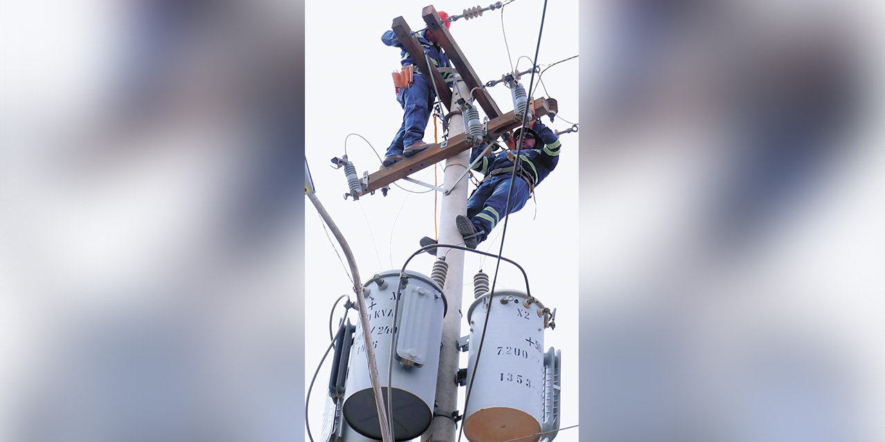 El personal de ENDE Deoruro realiza los trabajos.   | Foto: Ende