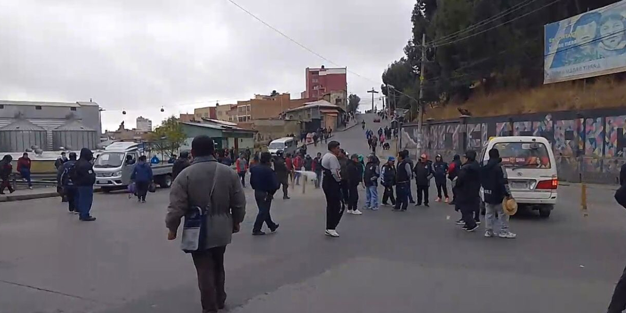 En la avenida Perú se repliegan los choferes.