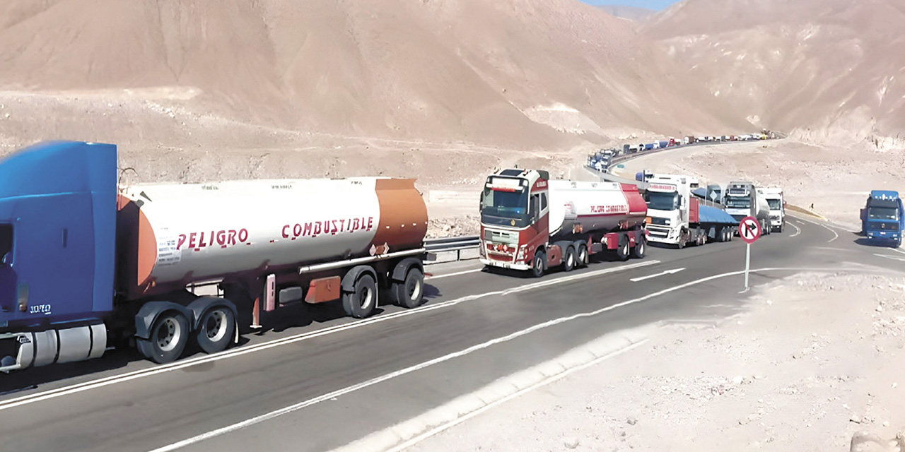 Las cisternas con combustible paradas por el bloqueo en Chile.  | Foto: RRSS