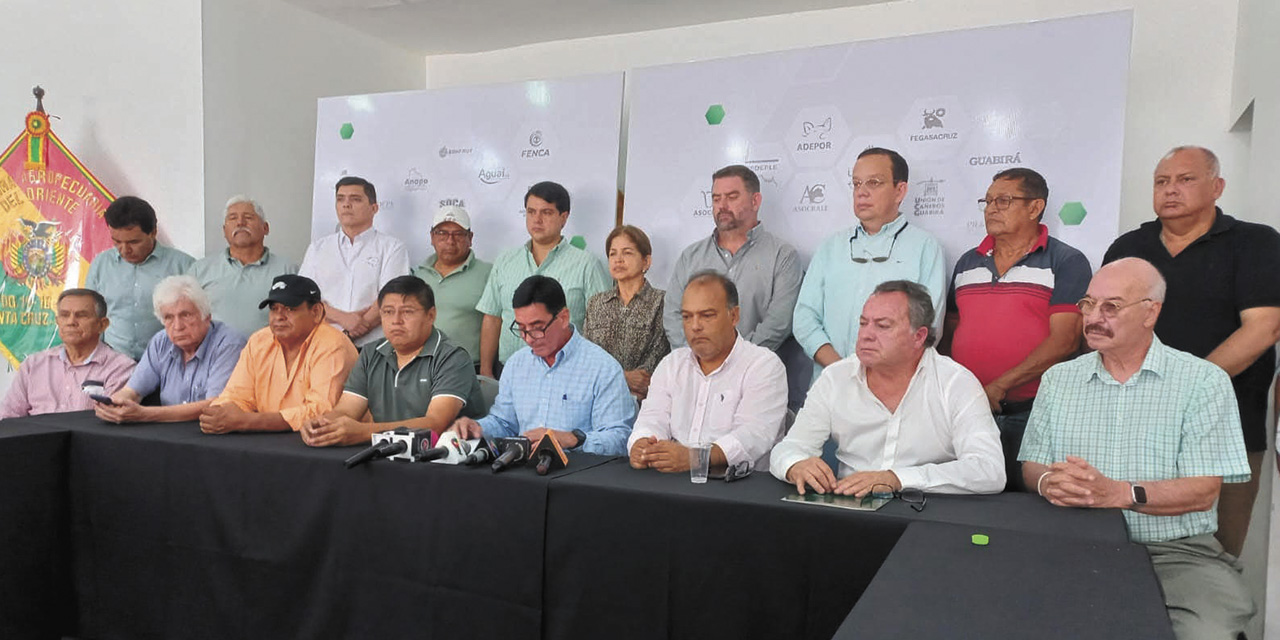 La conferencia de prensa de los sectores de la economía cruceña. | Foto: CAO