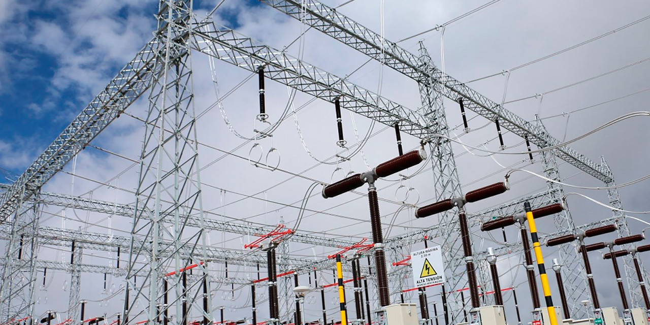 Una central eléctrica que opera la estatal ENDE. Foto: Bel