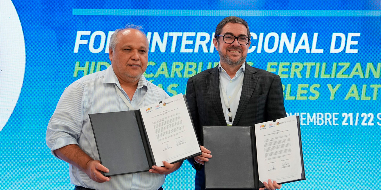 Los representantes de las empresas YPFB y Fluxus Bolivia, luego de la firma del acuerdo. Foto:  YPFB