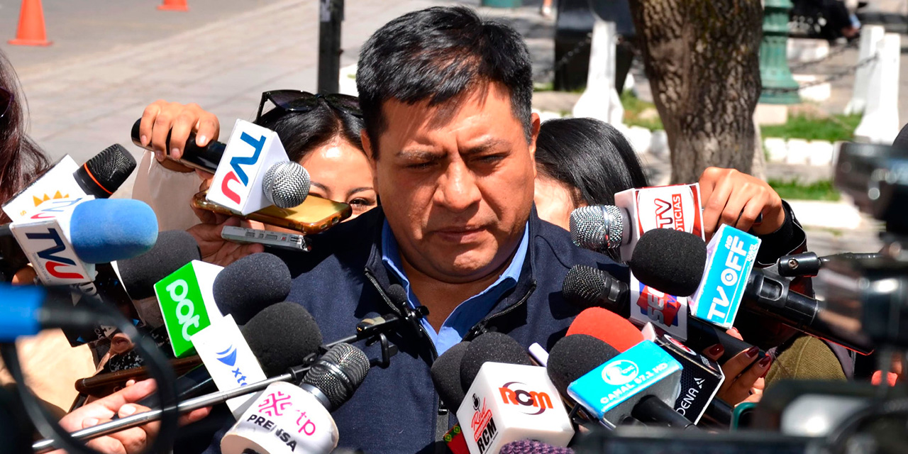 El ministro de Desarrollo Rural y Tierras, Yamil Flores, en contacto con los medios de comunicación. Foto: APG