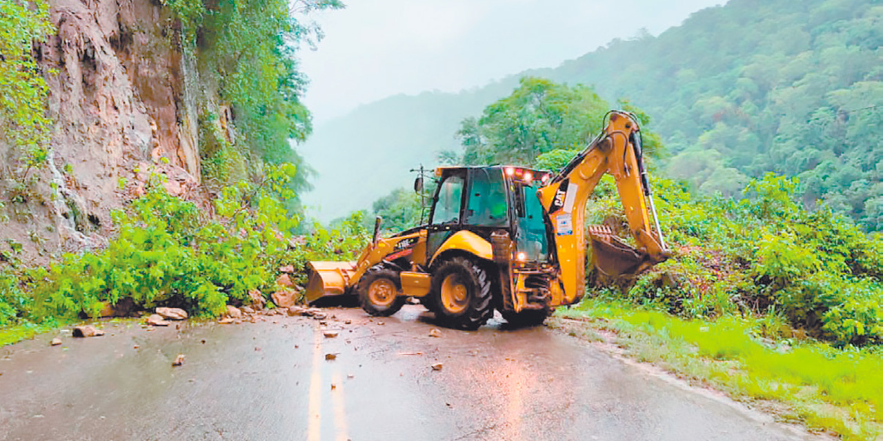 Los trabajos de atención de emergencias en una carretera. Foto: ABC