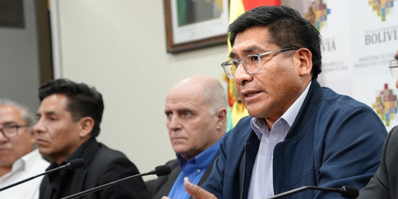 El ministro Néstor Huanca en conferencia de prensa, el martes 10 de diciembre. Foto:  MDDPyEP