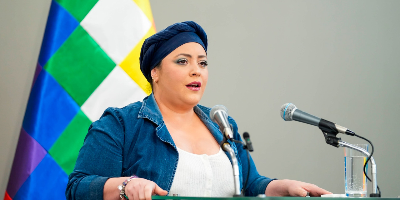 La ministra de la Presidencia, María Nela Prada, en conferencia de prensa. Foto: Presidencia.