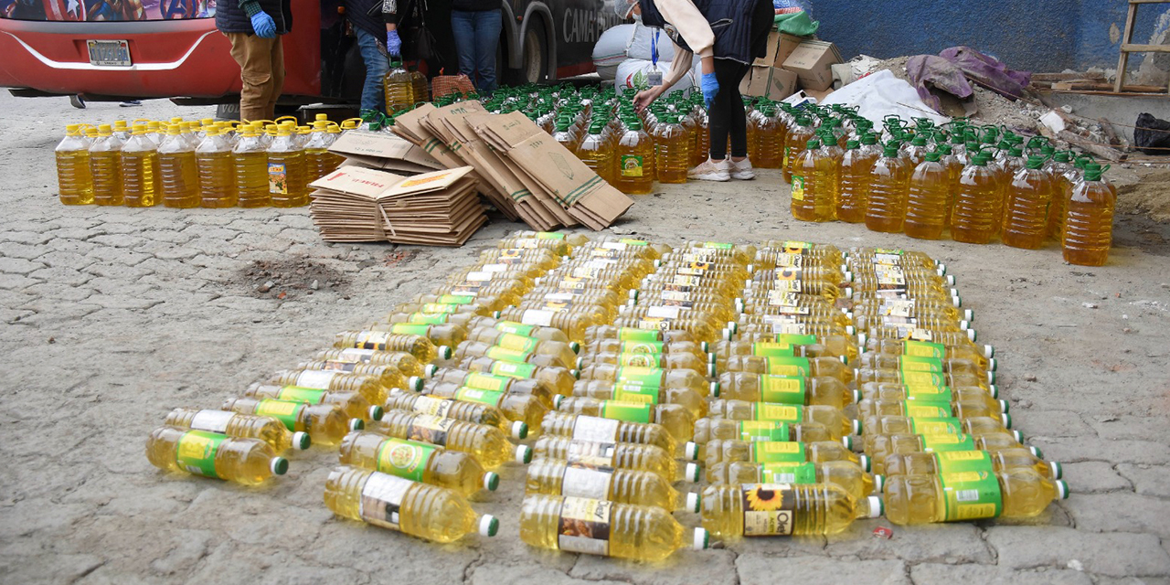 Las botellas fueron transportadas en los asientos del vehículo. Foto: APG