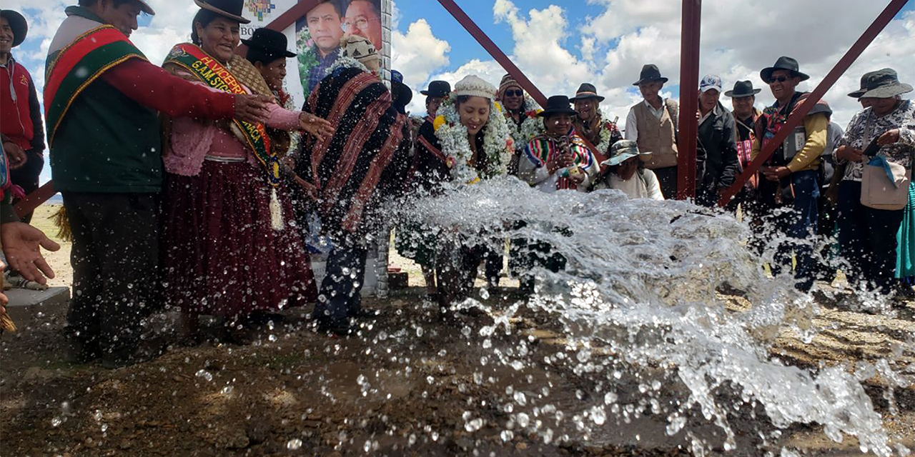 La inauguración de uno de los proyectos con presencia de los beneficiados. Foto: MDRyT