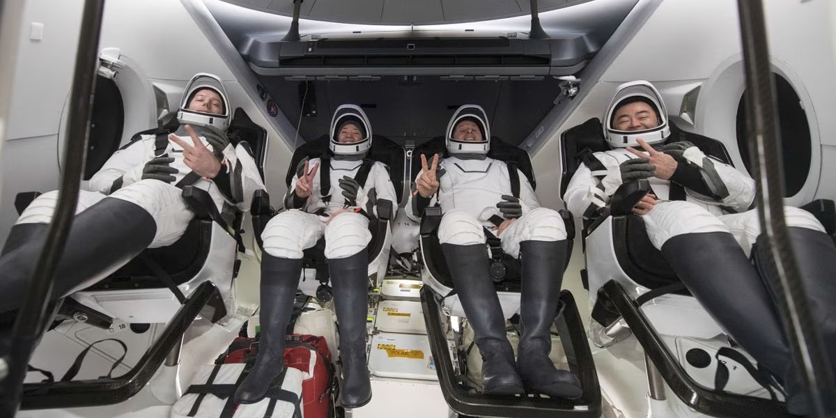 La cosmonauta de Roscosmos, Anna Kíkina, con los astronautas de la NASA, Josh Cassada y Nicole Mann, y el astronauta de la Agencia de Exploración Aeroespacial de Japón, Koichi Wakata.