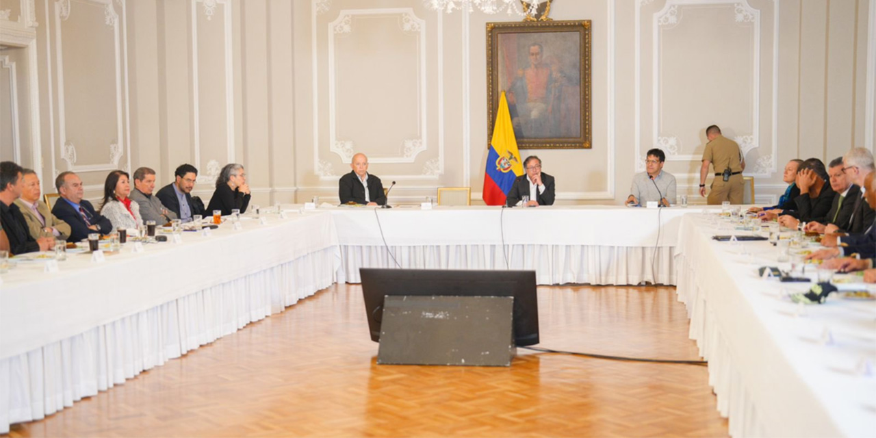 Petro se reúne con el grupo que conversa con el ELN 