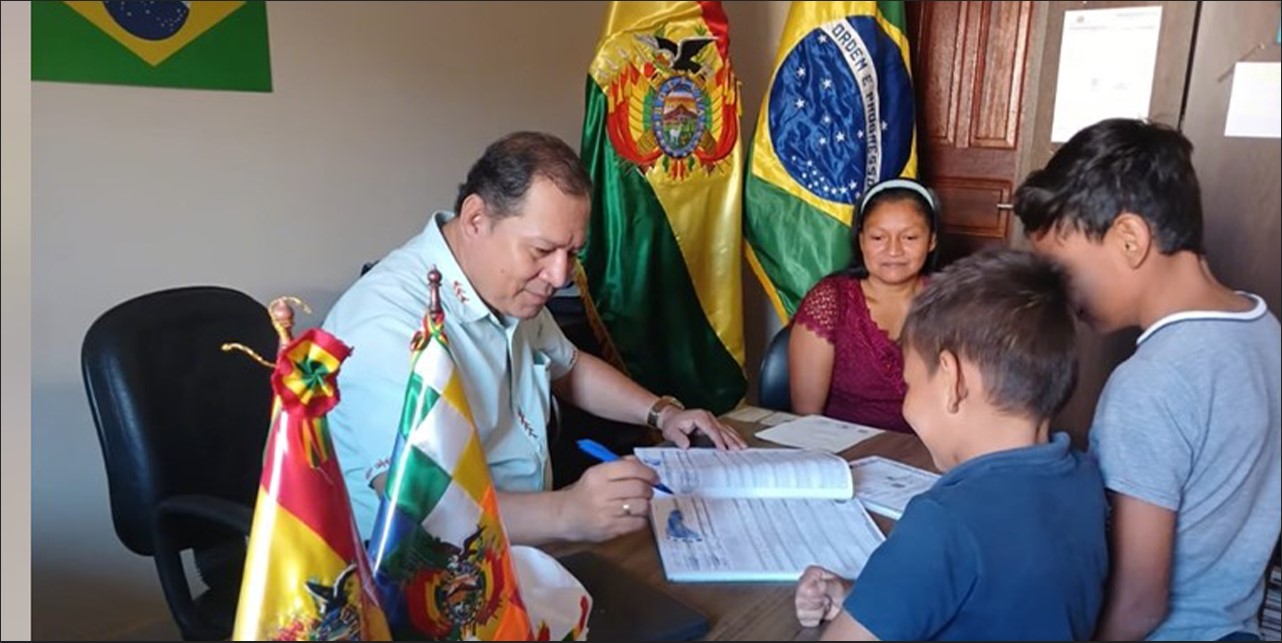 Entrega de certificados de nacimiento a niños bolivianos en el consulado de Bolivia en Brasil. Foto MRE