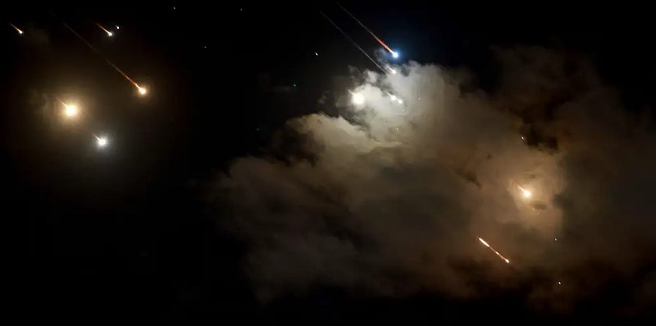 Misiles iraníes surcando el cielo. Foto captura de pantalla