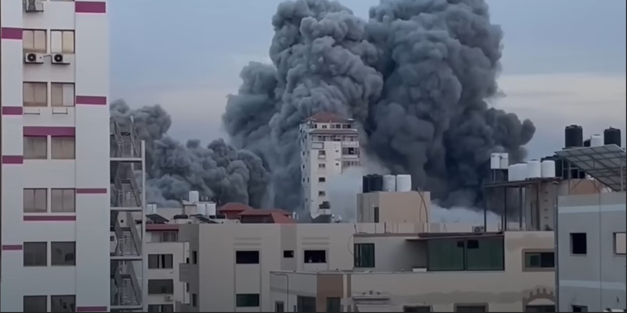 Bombardeo sobre Gaza al principio de la guerra. Foto captura de pantalla RTVE