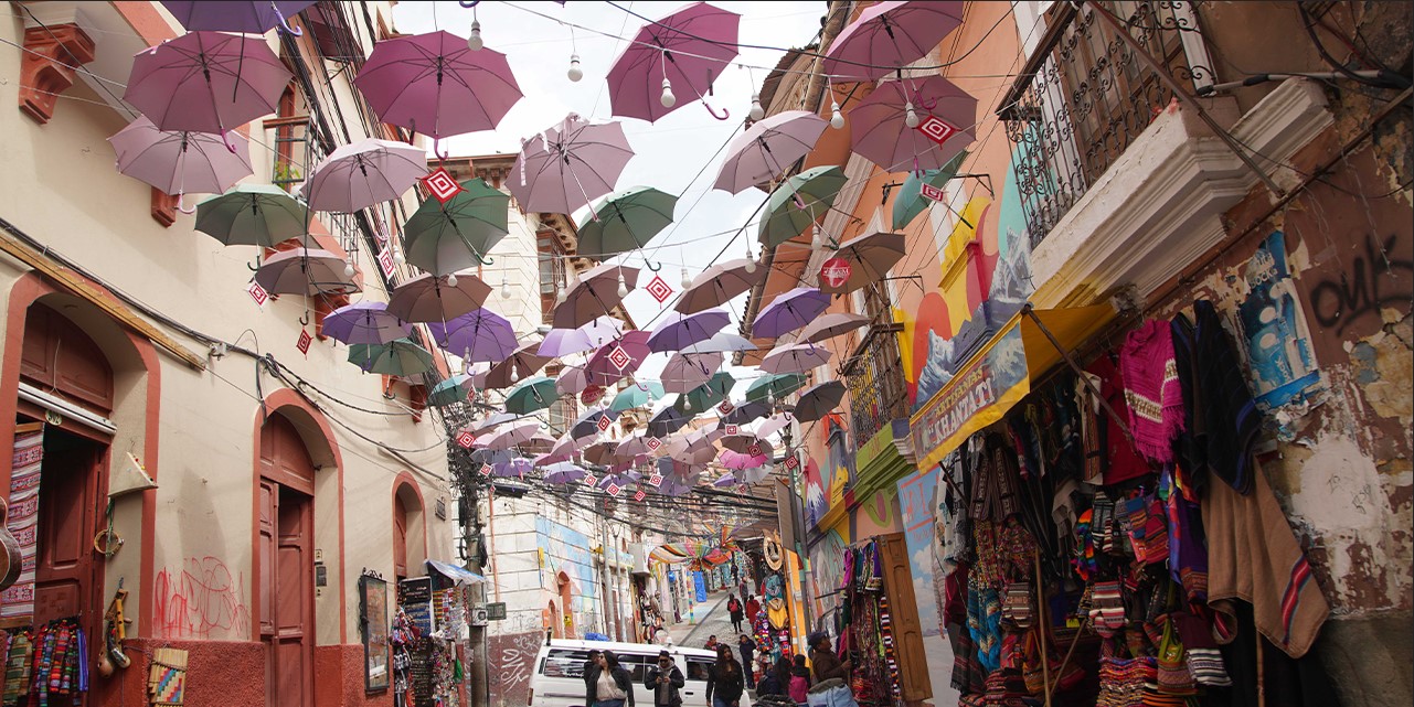 La calle Sagárnaga, en el casvo viejo de la ciudad, es muy visita por turistas. Foto Jorge Mamani