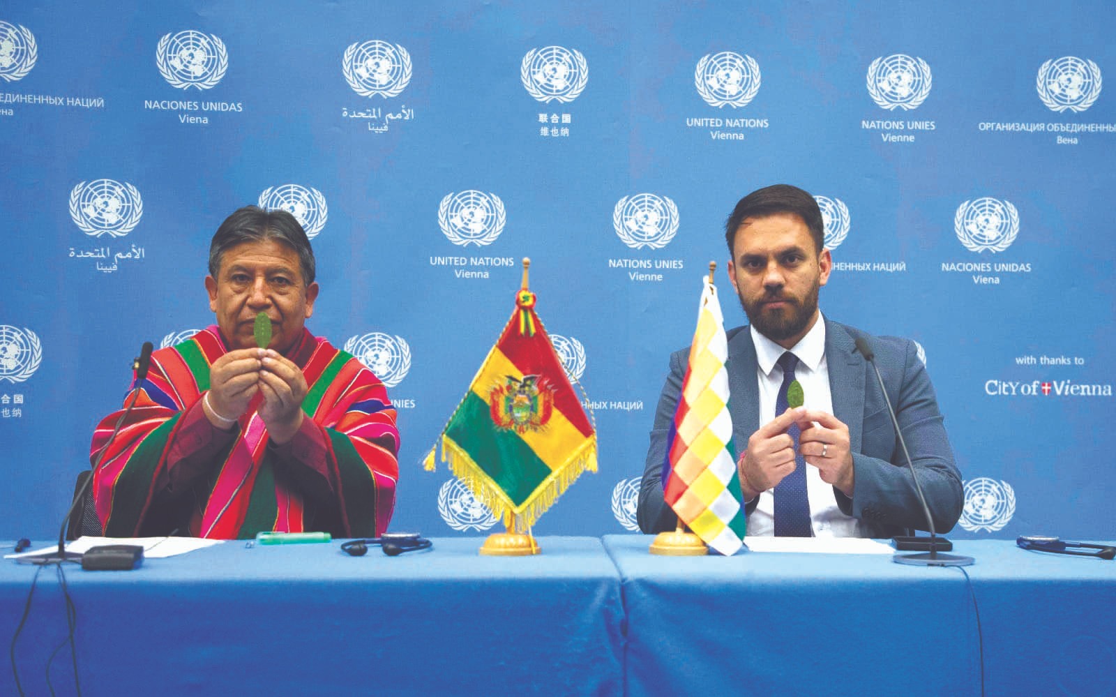 El vicepresidente David Choquehuanca y el ministro de Gobierno, Eduardo Del Castillo, sostie-nen unas hojas de coca. (Foto: Ministerio de Gobierno)