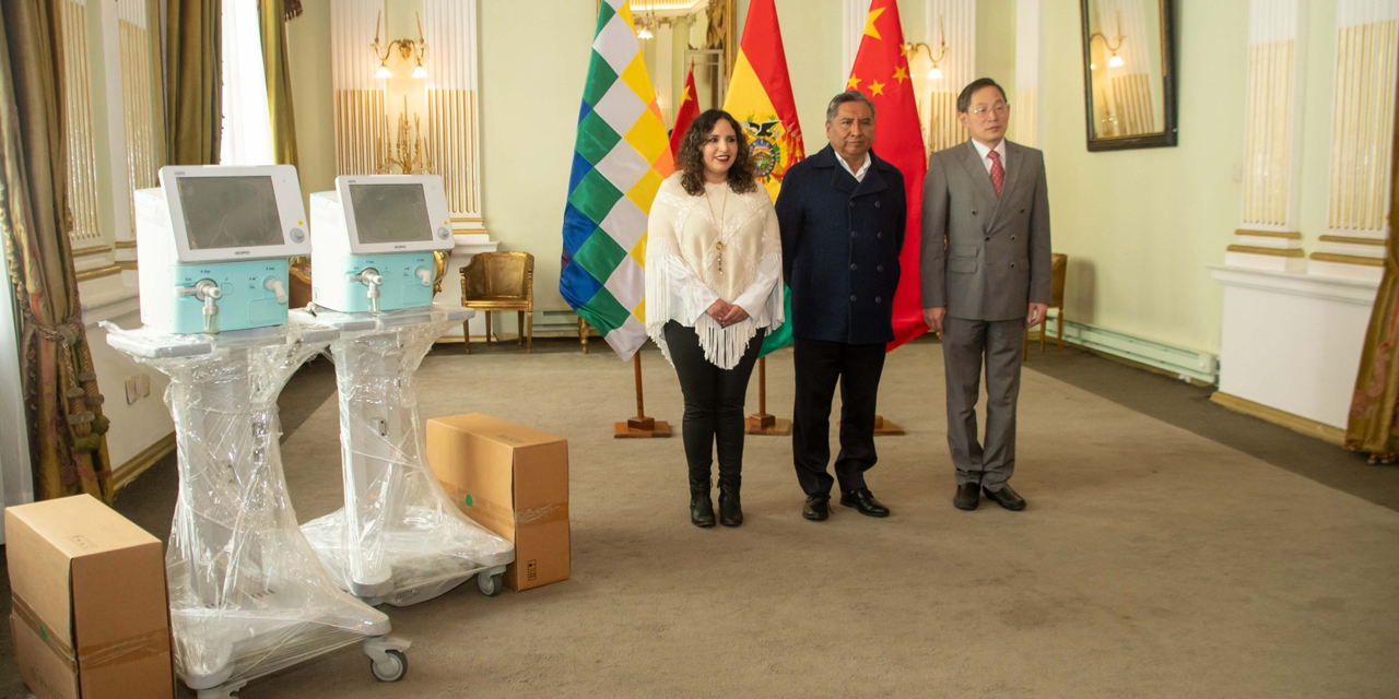 Los representantes estatales de Bolivia y China, durante la entrega. (Foto: RRSS)