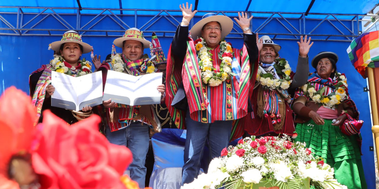 El presidente Luis Arce y autoridades del Conamaq en la celebración. | Foto: Comunicación Presidencial