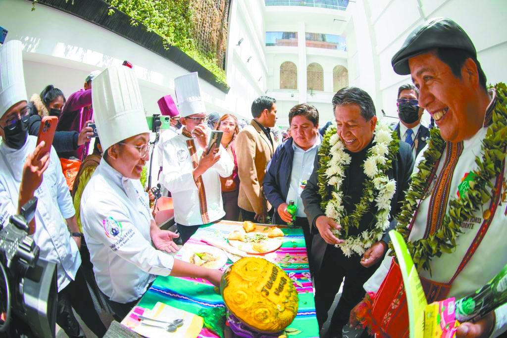 El Vicepresidente recorre la feria en el patio histórico de la Asamblea Legislativa Plurinacional.