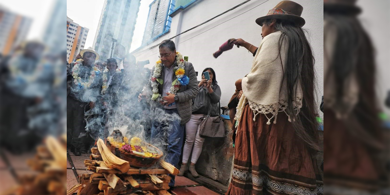 El Presidente agradece a la Pachamama. (Foto: Ministerio de la Presidencia)