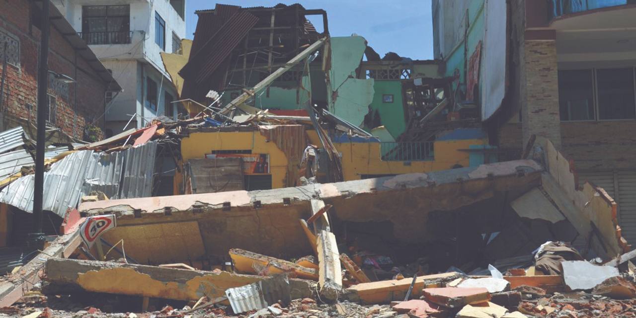 Una construcción destruida luego del sismo. (Foto: Uno TV)