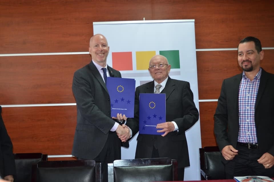 El representante del PNUD, Dennis Funnes, y el presidente del TSE, Óscar Hassenteufel .
