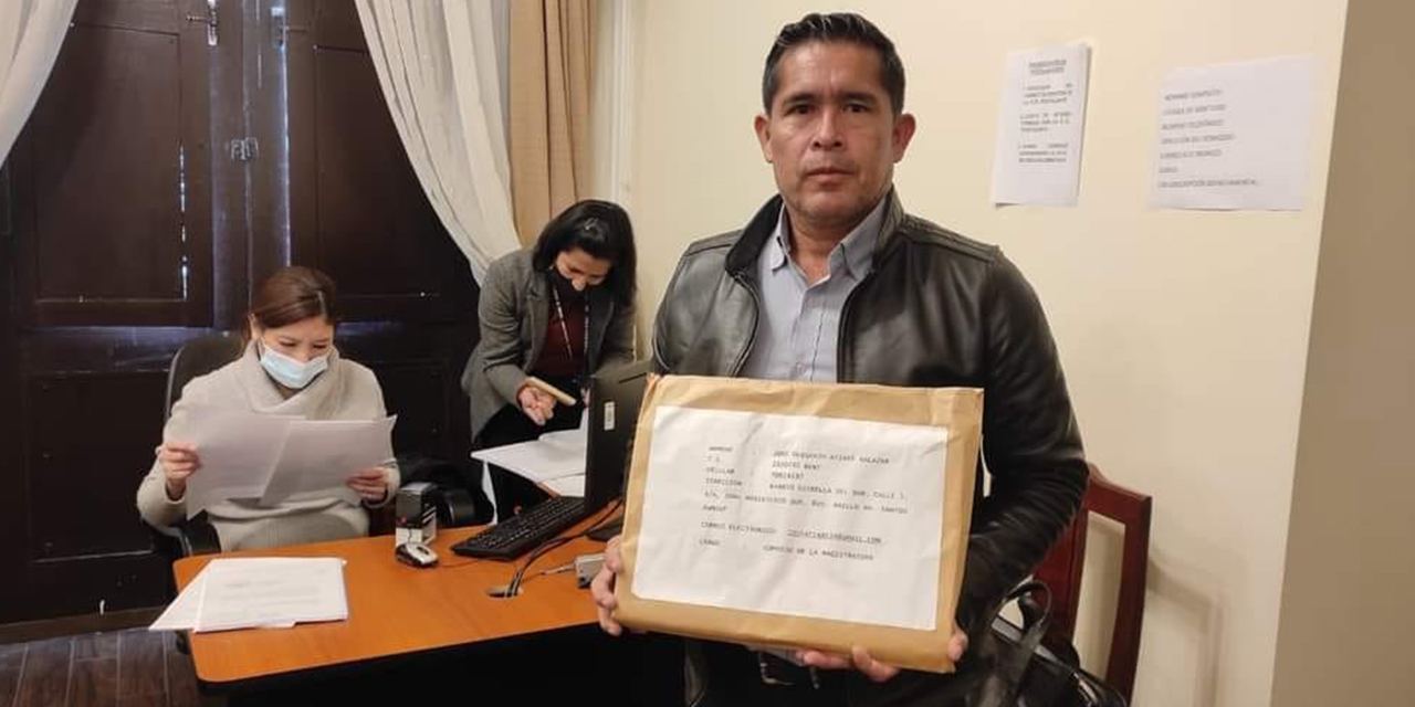La Comisión Mixta en el exedificio de la Asamblea recibe los documentos. (Foto: Senado)