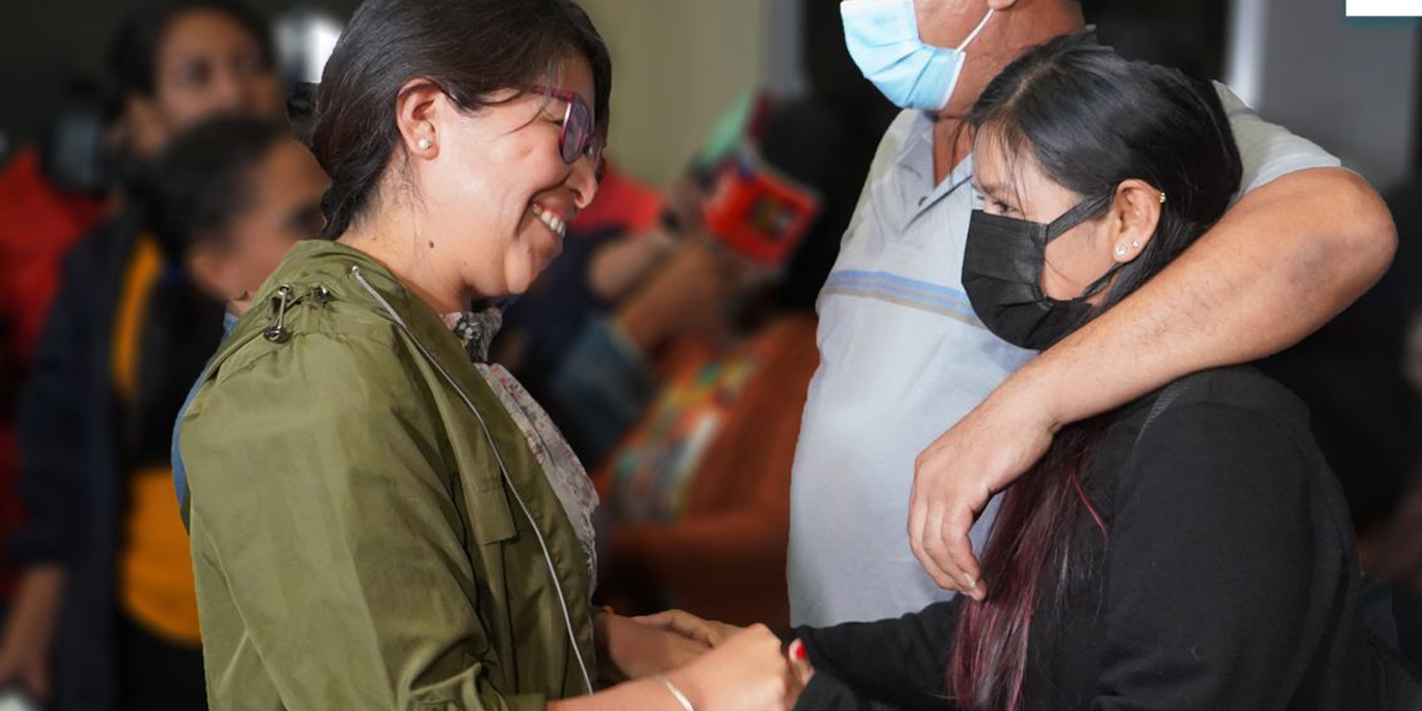 La viceministra Eva Chuquimia reciendo a una ciudadana boliviana repatriada.