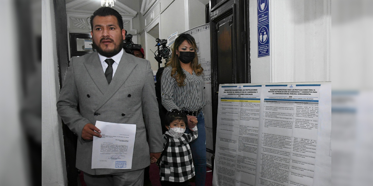 El aspirante Leopoldo Miguel Escóbar Ramos llegó a la Asamblea Legislativa Plurinacional acompañado de su familia.