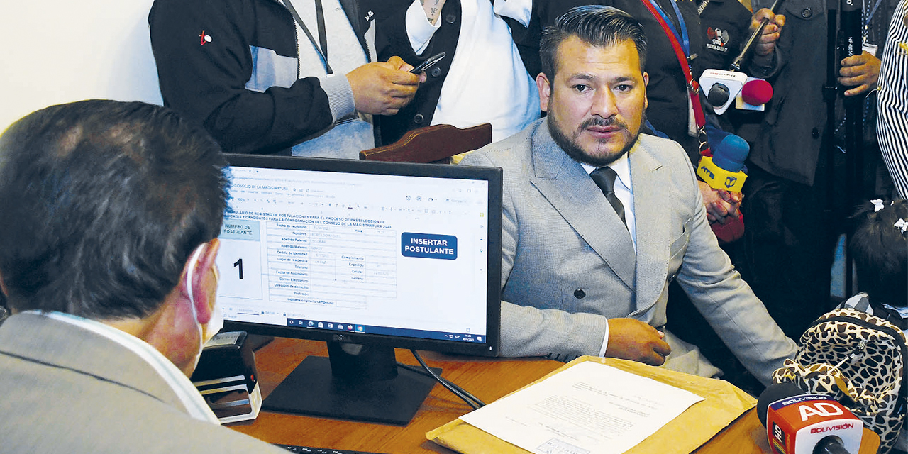 Uno de los postulantes que entregó su documentación. (Foto: Archivo)