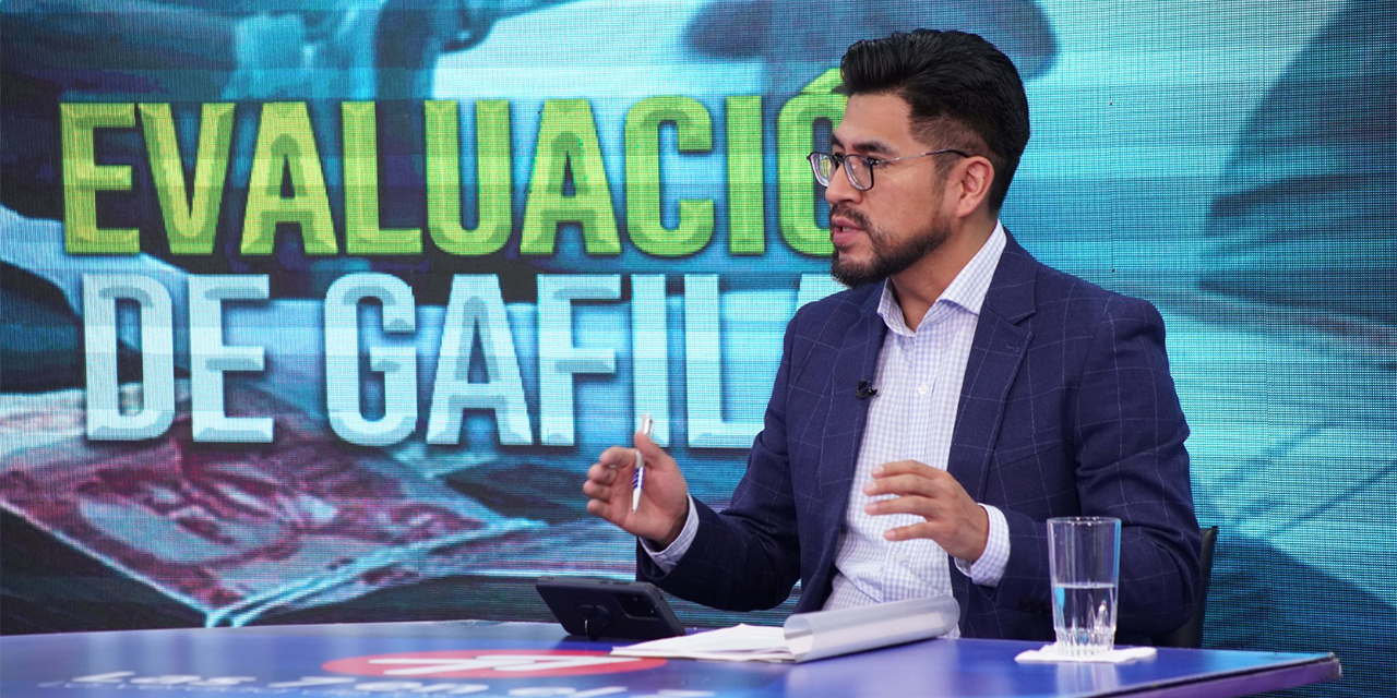 El director de Servicios Financieros del Ministerio de Economía, Franz Apaza, en el set de Bolivia TV. (Foto: Jorge Mamani)