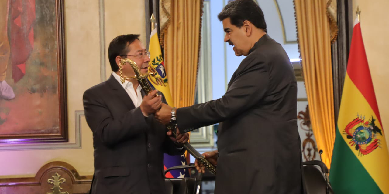 El presidente Luis Arce recibe de manos de Nicolás Maduro una réplica de la espada de Simón Bolívar