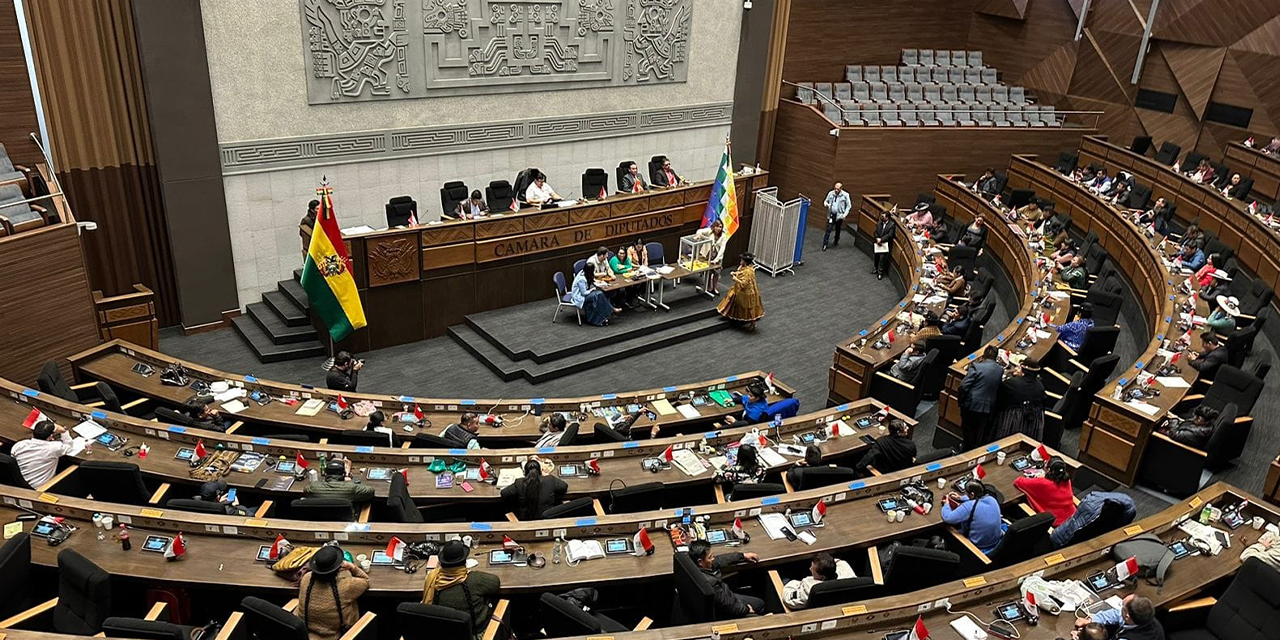 La votación en la Asamblea Legislativa para aprobar el proyecto de Ley del Oro. (Foto: Jorge Mamani)
