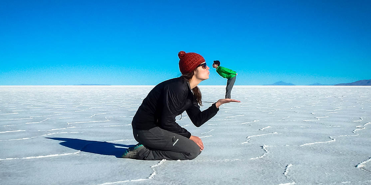 Dos turistas en el Salar de Uyuni. Foto: RRSS
