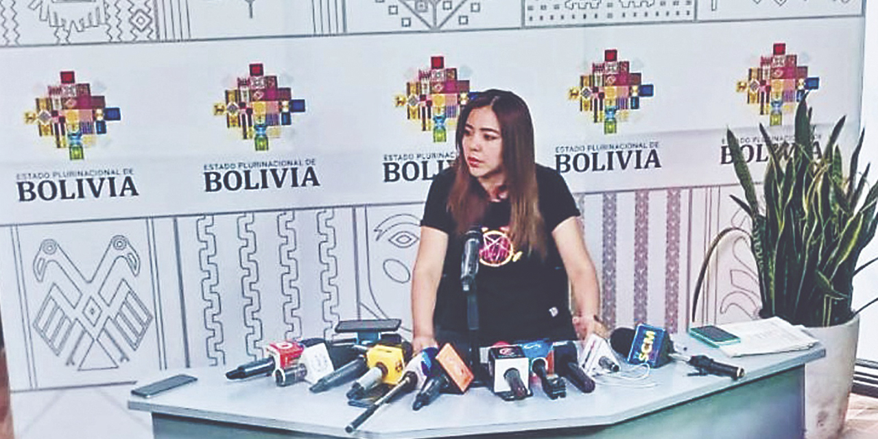 La viceministra de Comunicación, Gabriela Alcón, en conferencia desde Cochabamba.