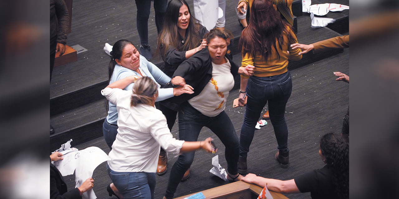 Las legisladoras se agarran a golpes en la sesión de interpelación al ministro de Gobierno, Eduardo Del Castillo.