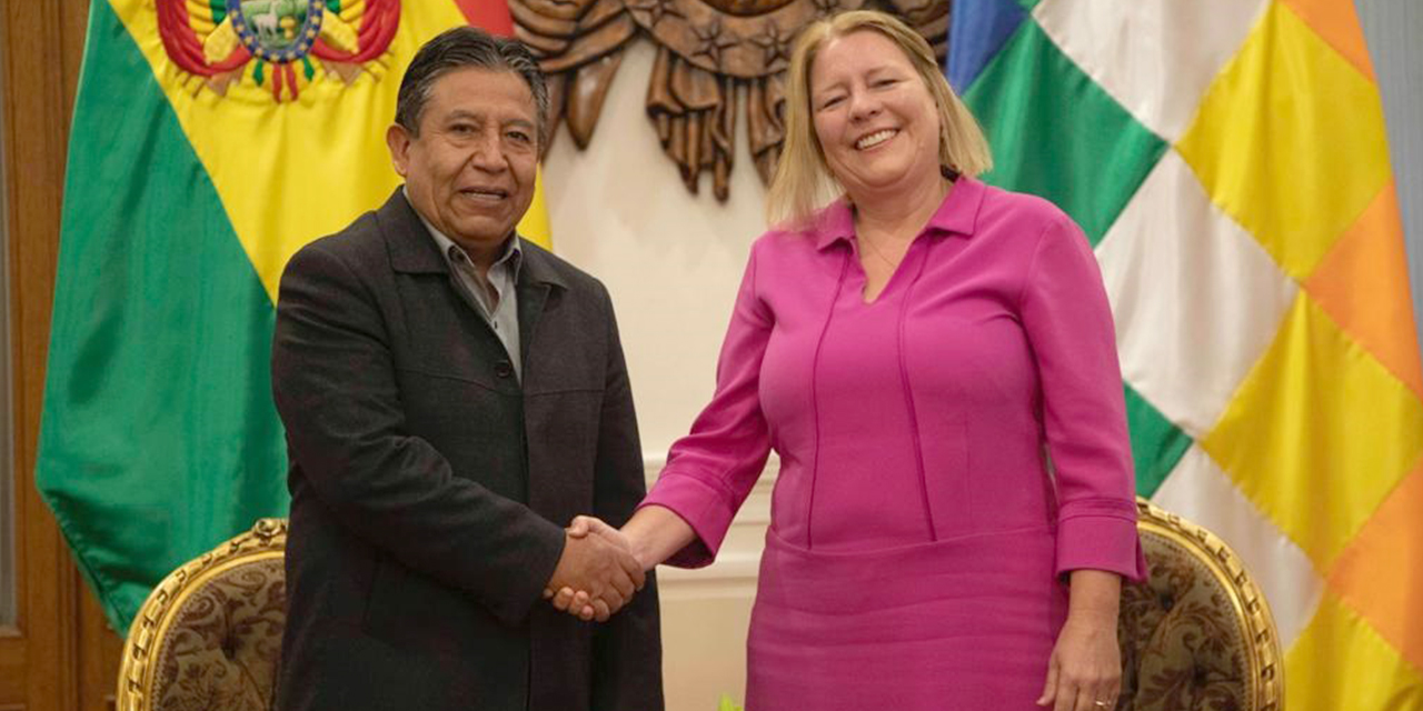 El vicepresidente David Choquehuanca y la embajadora Nathalie Lintvelt. (Foto: Vicepresidencia)
