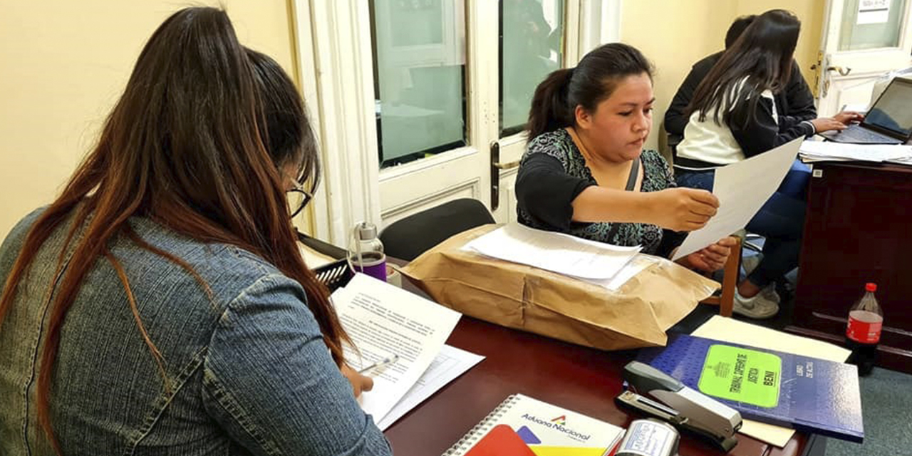 Registro de un postulante en la Comisión Mixta. (Foto: ABI)