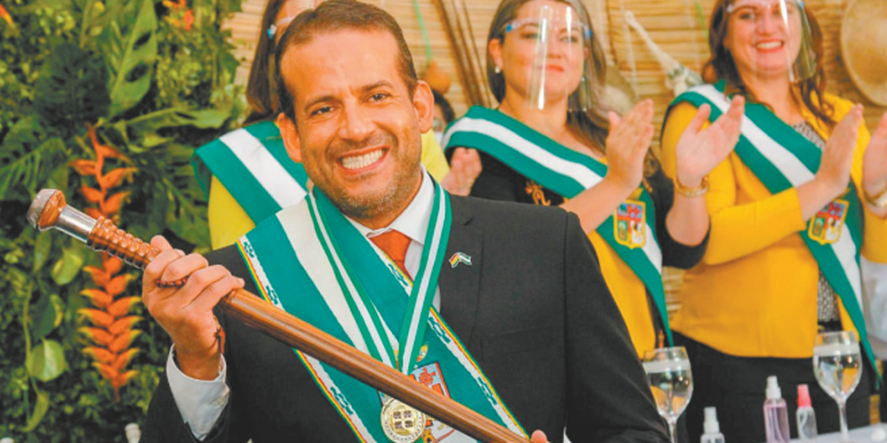Luis Fernando Camacho juró el 3 de mayo de 2021 como gobernador de Santa Cruz. (Foto: Archivo)