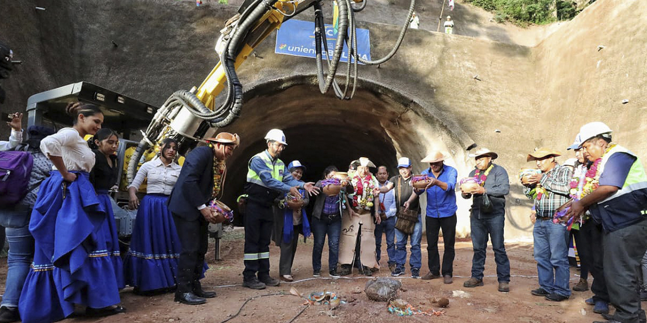 La reanudación de las obras del túnel Incahuasi, que vincula Chuquisaca con Santa Cruz. (Foto: Presidencia)