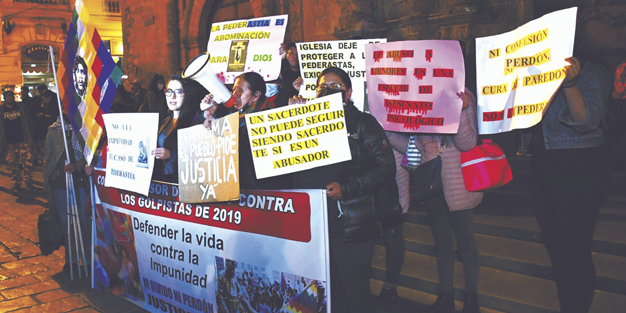Colectivos protestan contra la Iglesia y piden justicia por las víctimas de curas pederastas.