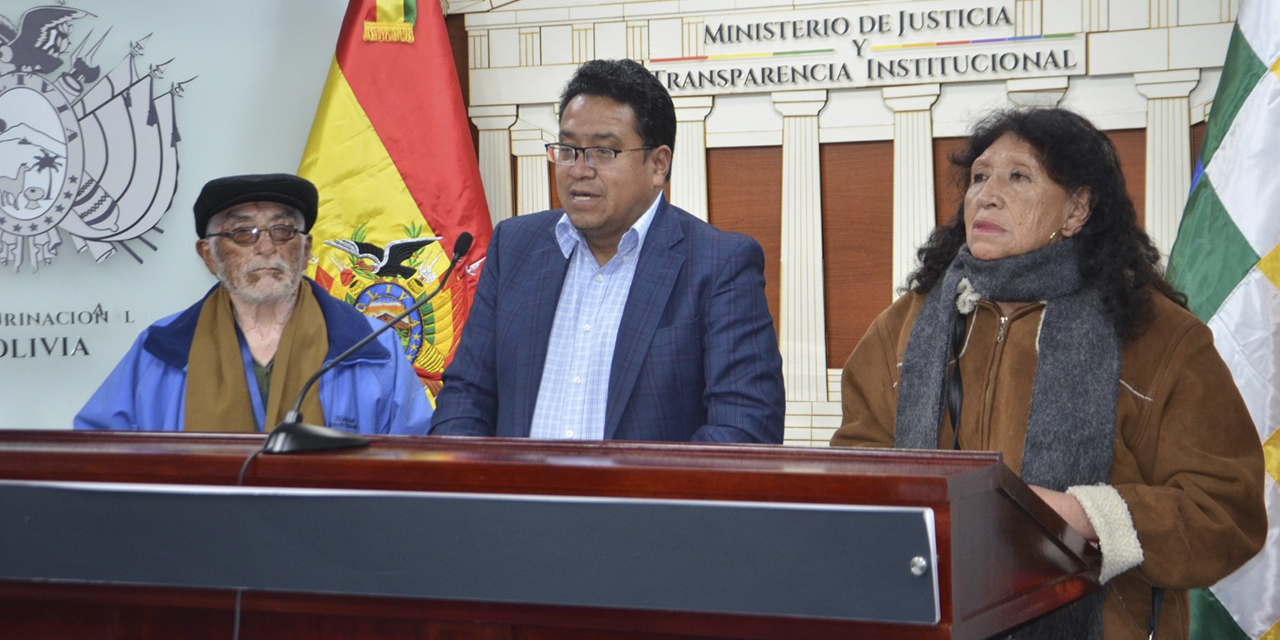 El viceministro César Siles con víctimas de las dictaduras. (Foto: Justicia)