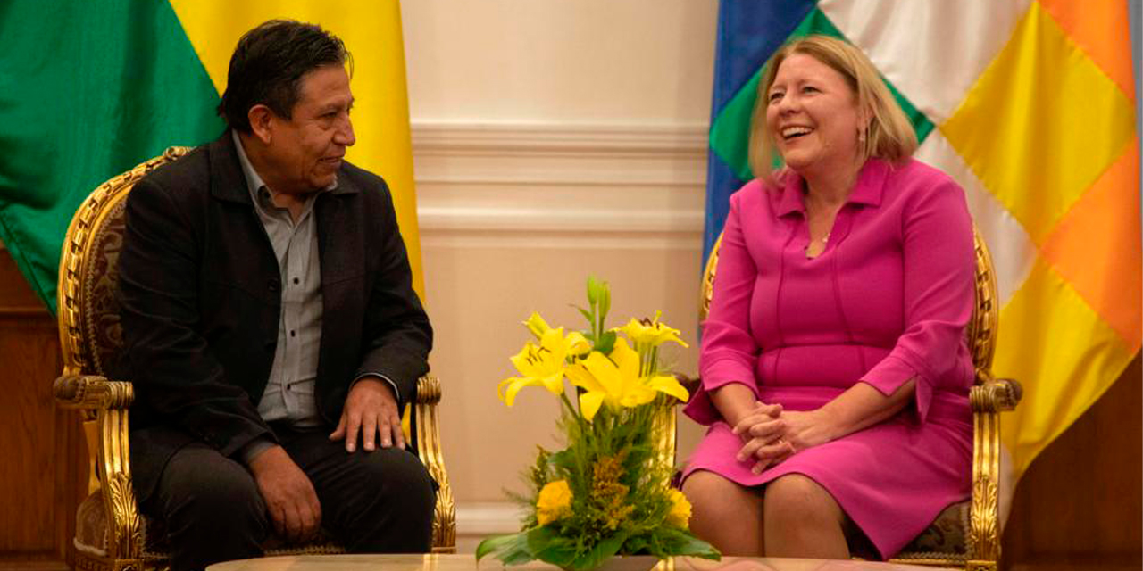 David Choquehuanca y Nathalie Lintvelt. Foto: Vicepresidencia