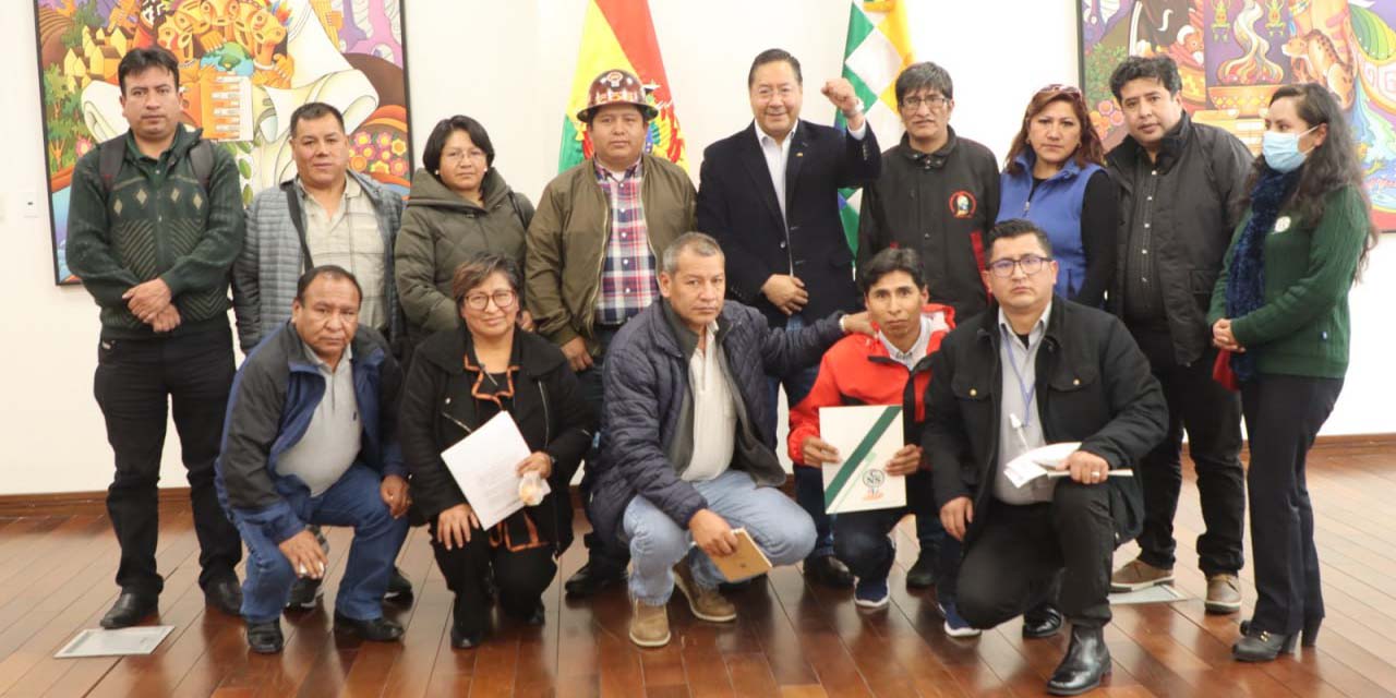 El presidente Luis Arce junto a representantes de la Federación Nacional de Trabajadores de Seguridad Social de Bolivia. | Foto: Presidencia