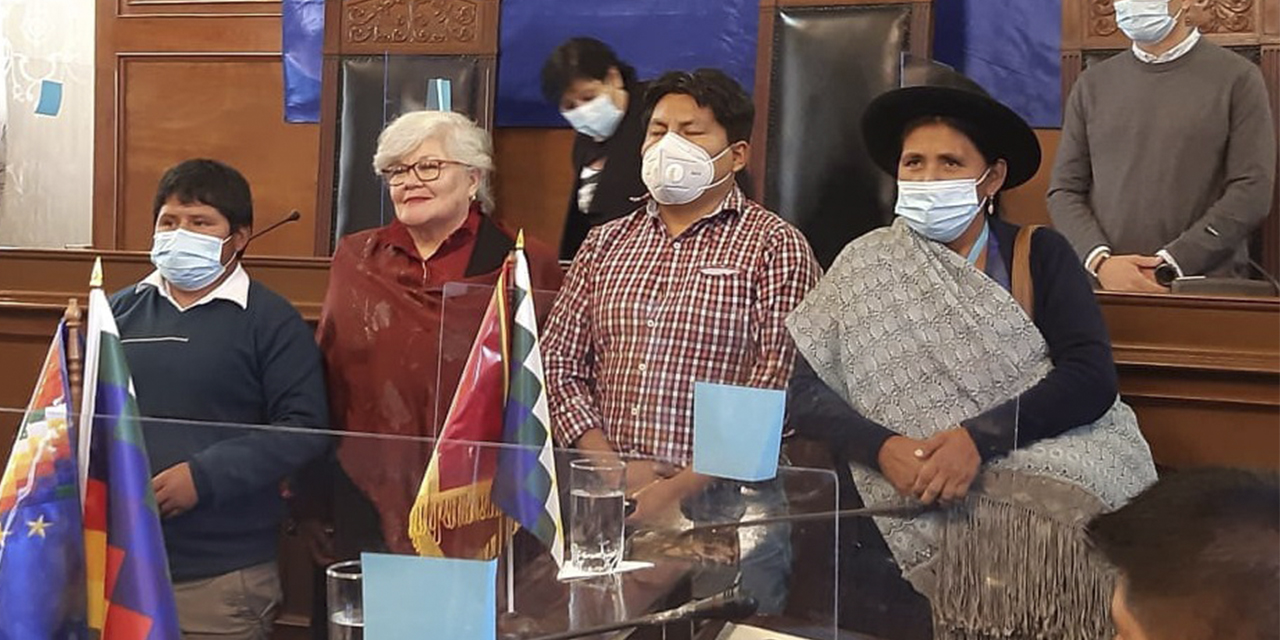La senadora Silvia Salame, de CC. (centro)