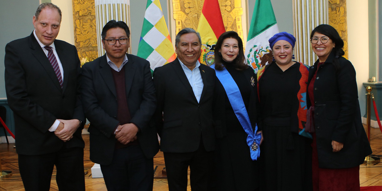 Por la labor de ayuda, Bolivia reconoce a la Embajadora de México con la más alta distinción 